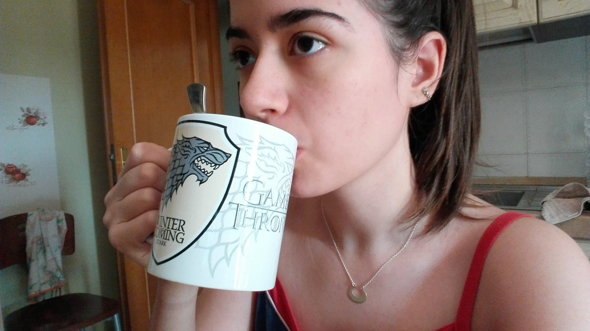 Francydesy2's tweet photo. Me watching the 6th episode of GoT  Vs Me at the end of the episode 😅#waitingforthefinale #GoTS7e7 #wearefuckedup🐲 #coolmug🍵 https://t.co/VTIkjqxSMk