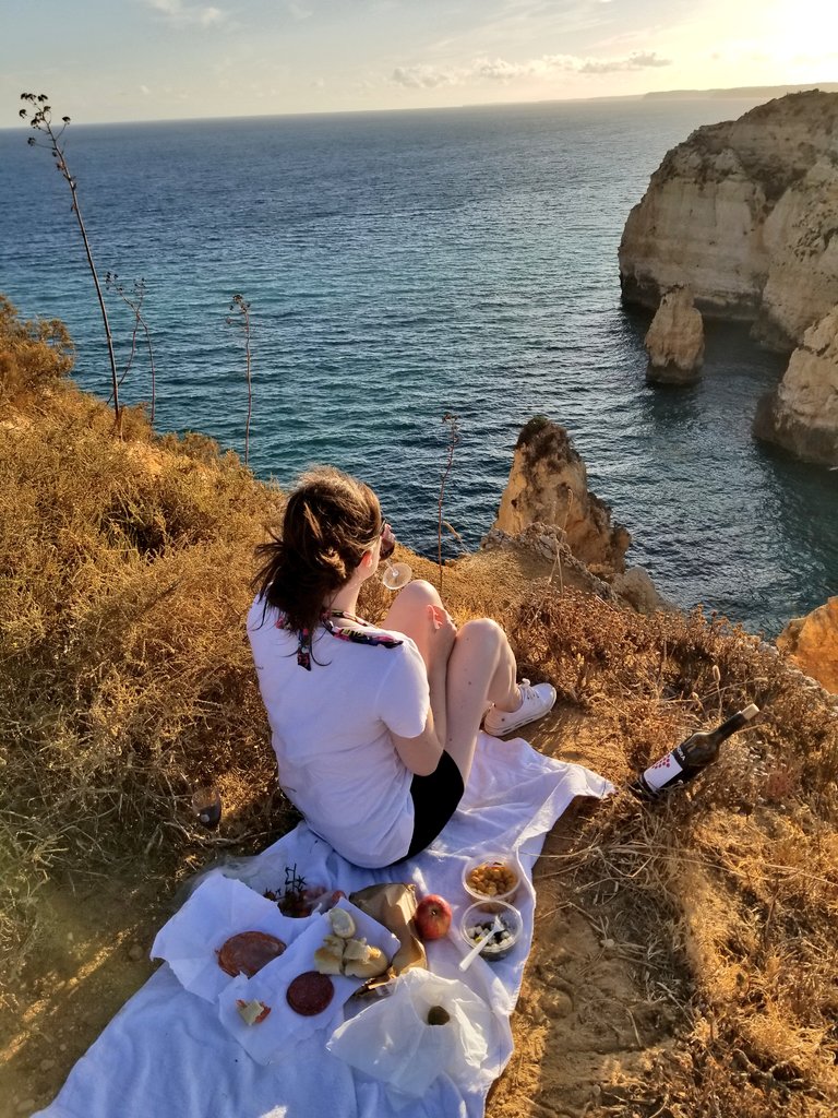 indifferentMr's tweet photo. A beautiful picnic dinner in Lagos on the amazing recommendation of our @Airbnb host. #Portugal #AirBNBFTW #FyfeMarr2017 https://t.co/jdk9Ymfj6u