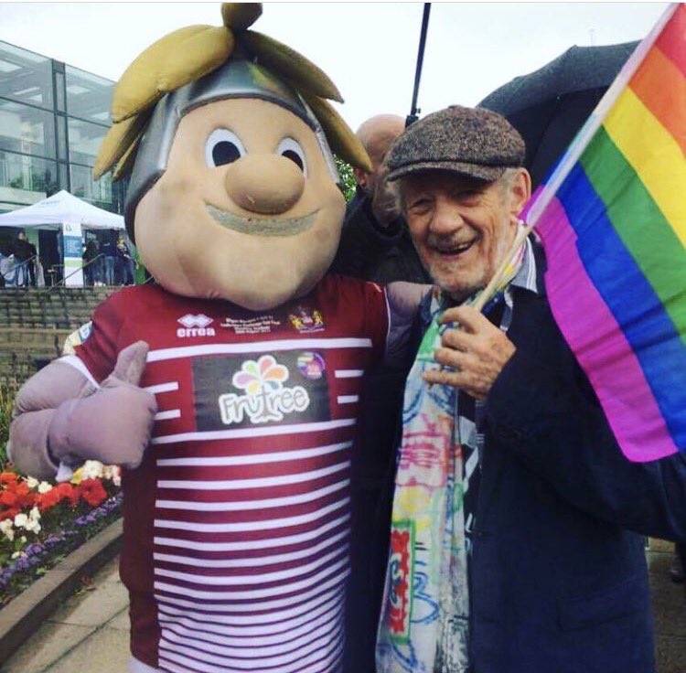 When #wiganwarriors mascot sporting our fabulous Frutree logo met sir Ian McKellen #legend #zerosugar #zeroartificialsweetener#pride