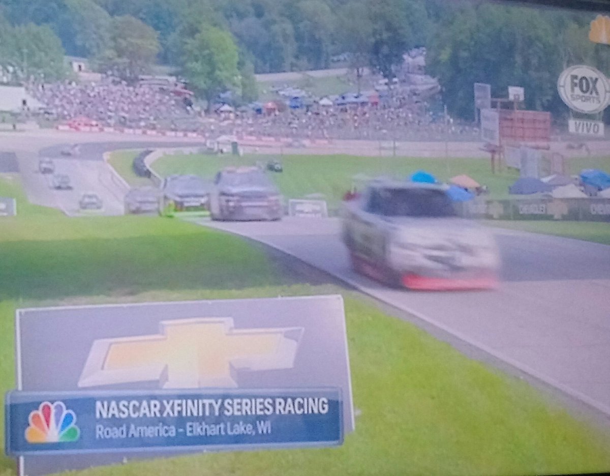 castilloteam23's tweet photo. #NascarxFox estamos en el taller  armando la suspensión del auto y viendo Nascar @elpatogalindo y @jccasco https://t.co/yxJNgf7dUv