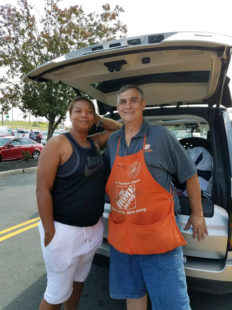 dandecker47's tweet photo. Joe m from d28 assisted Queen Latifah built a Weber grill on site. 
Thank you Joe! *Totowa 0922 https://t.co/yE7oCm2L55