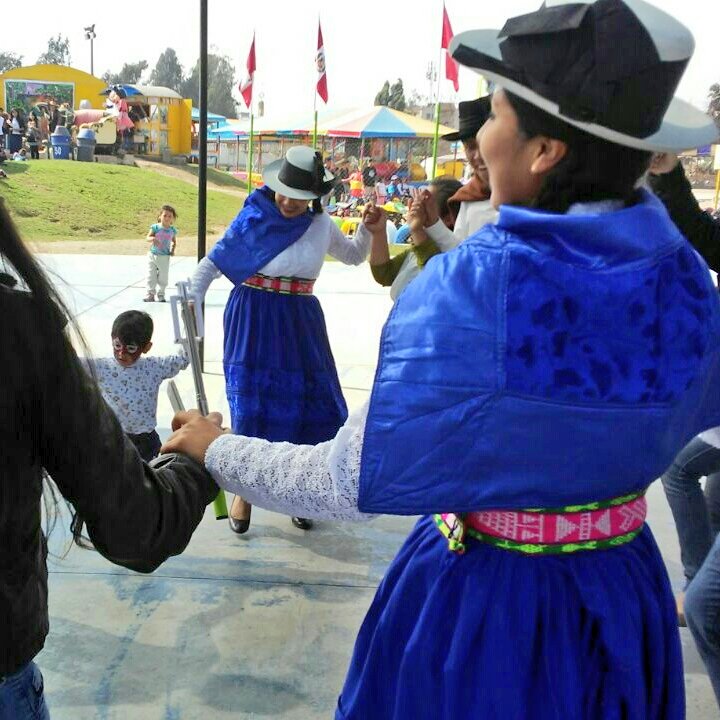 limaserpar's tweet photo. 🎉💃 Las familias vinieron a celebrar el #DíaMundialDelFolklore en el #ClubZonal Huiracocha de San Juan de Lurigancho. 😊 https://t.co/WN0YEcKCk6
