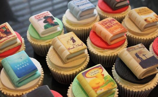 When a bookworm bakes cupcakes...   

😍📚😍📚😍  

#amwriting #amreading