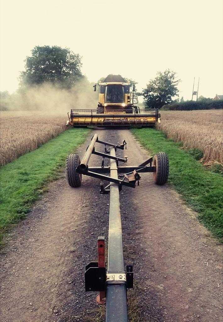 Oak_Con's tweet photo. Keep on combining! #BankHolidayWeekend #harvest17 #EnglandHour https://t.co/DMN1eVZz5X