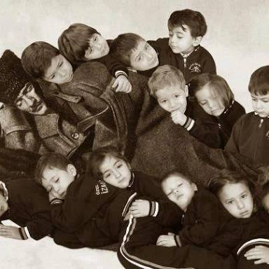 Seni boydan boya sevmişim.
Ta Kars'a kadar, Edirne'den.
Sen vatanımsın, ekmeğimsin...

Turgut Uyar

İyi Geceler Dostlar