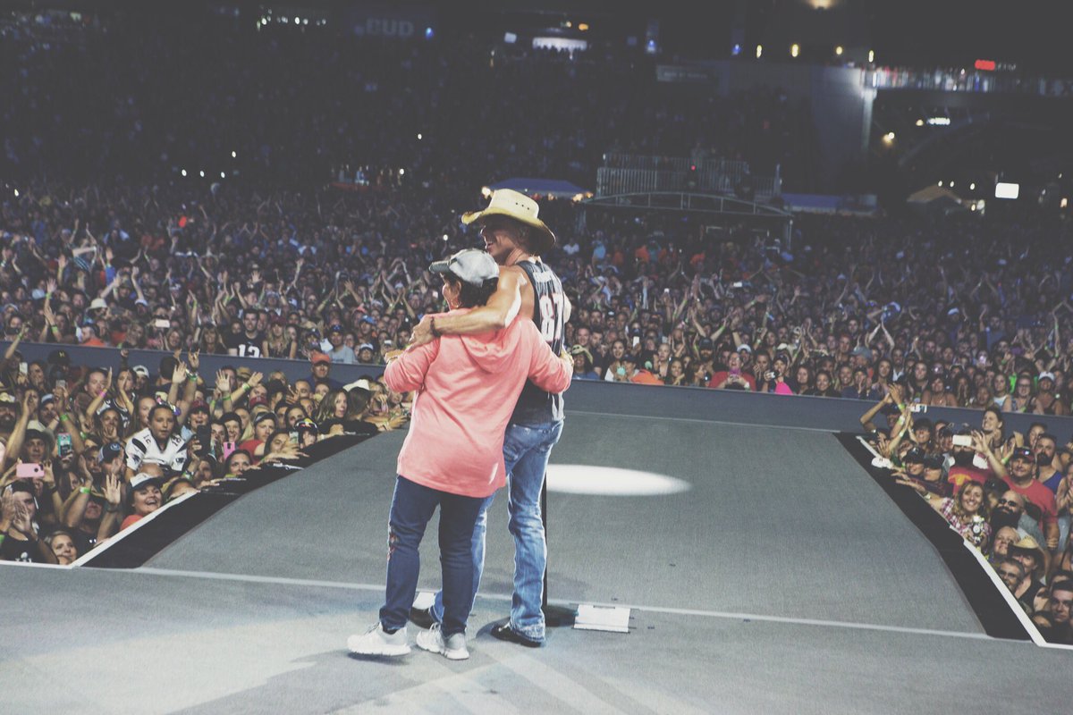 Kenny Chesney (@kennychesney) on Twitter photo 2 Nights. 1 record. 121,624 members of <a href="/noshoesnation/">No Shoes Nation</a>. Thank you Boston. @gillettestadium #liveinnoshoesnation #thatsmymom 2 Nights. 1 record. 121,624 members of <a href="/noshoesnation/">No Shoes Nation</a>. Thank you Boston. @gillettestadium #liveinnoshoesnation #thatsmymom