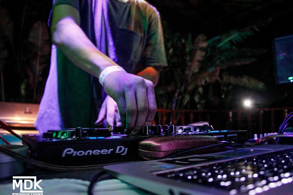 ¿Que les parece un Set de Techno para hoy en Selina? 😏👞🌊