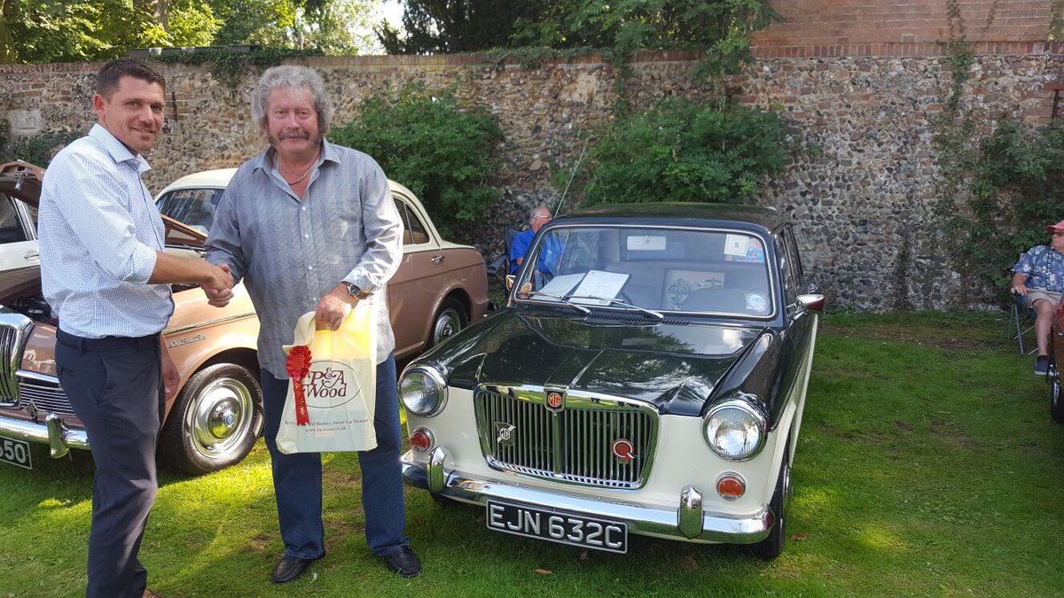 CountessWarwick's tweet photo. Classic car show winners today....#classiccars #countryshow #cows2017 #pawood #countessofwarwickshow #bankholiday #familyfun #cars https://t.co/DHLx2wxQWz