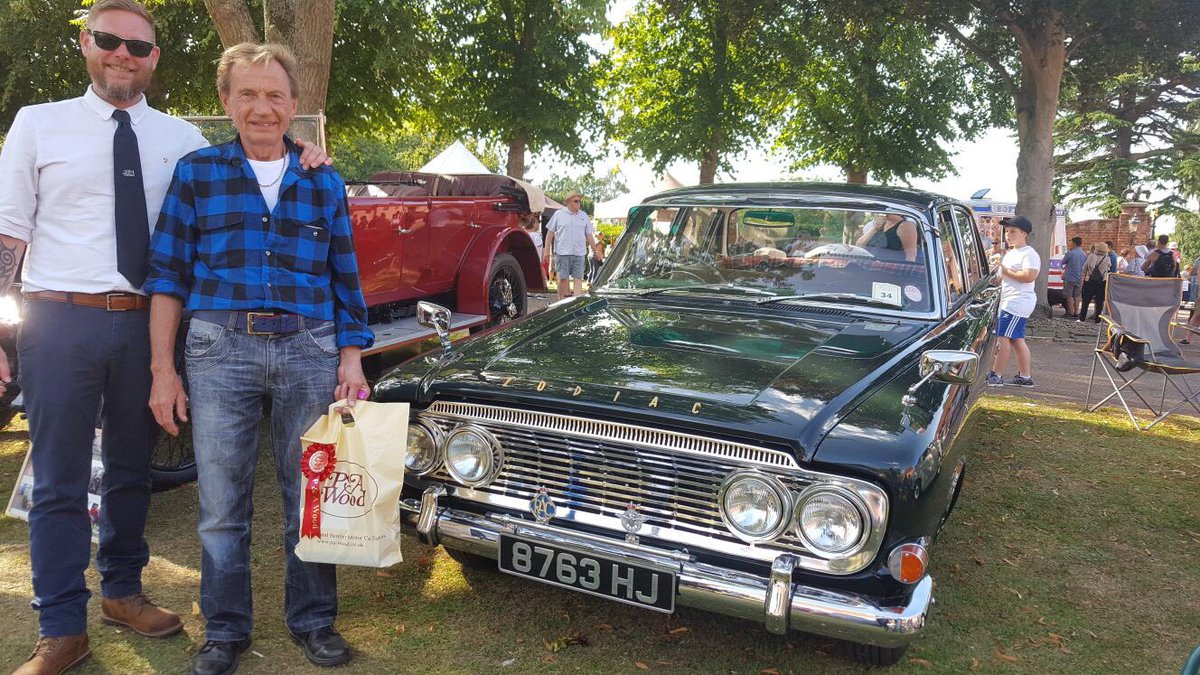 CountessWarwick's tweet photo. Classic car show winners today....#classiccars #countryshow #cows2017 #pawood #countessofwarwickshow #bankholiday #familyfun #cars https://t.co/DHLx2wxQWz
