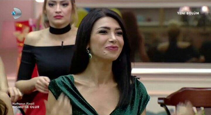 okulumyolcusu's tweet image. Bu şey değilmi ya herşeyiyle dörtdörtlük olan KADIN 
FoxTvde DidemDelen