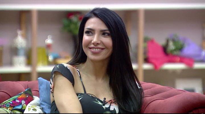 okulumyolcusu's tweet image. Bu şey değilmi ya herşeyiyle dörtdörtlük olan KADIN 
FoxTvde DidemDelen