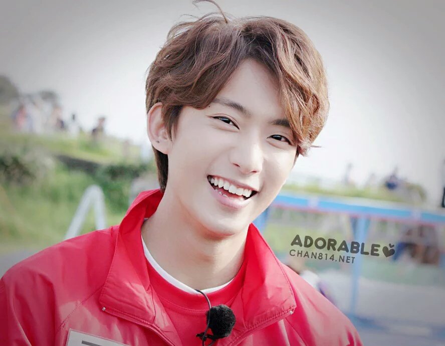 B1A4_FANCLUB's tweet photo. 5.กงชาน ใส่ที่คาดผมต้นกล้าและชูป้ายแบนเนอร์ของแฟนๆ น้องเล็กของ B1A4 ชอบเล่นโอเวอร์วอชมาก มักจะทวีตตอบบาน่าอยู่บ่อยๆ #iMeKPopFantival2017 https://t.co/fovDt1kFyV
