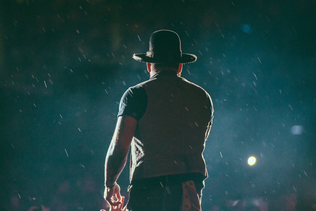zacbrownband's tweet photo. Chicago, thanks for braving a bit of rain &amp; making our time at #Wrigley awesome! 

photo Andy Sapp | @SouthernReel https://t.co/zexb6zdUdX