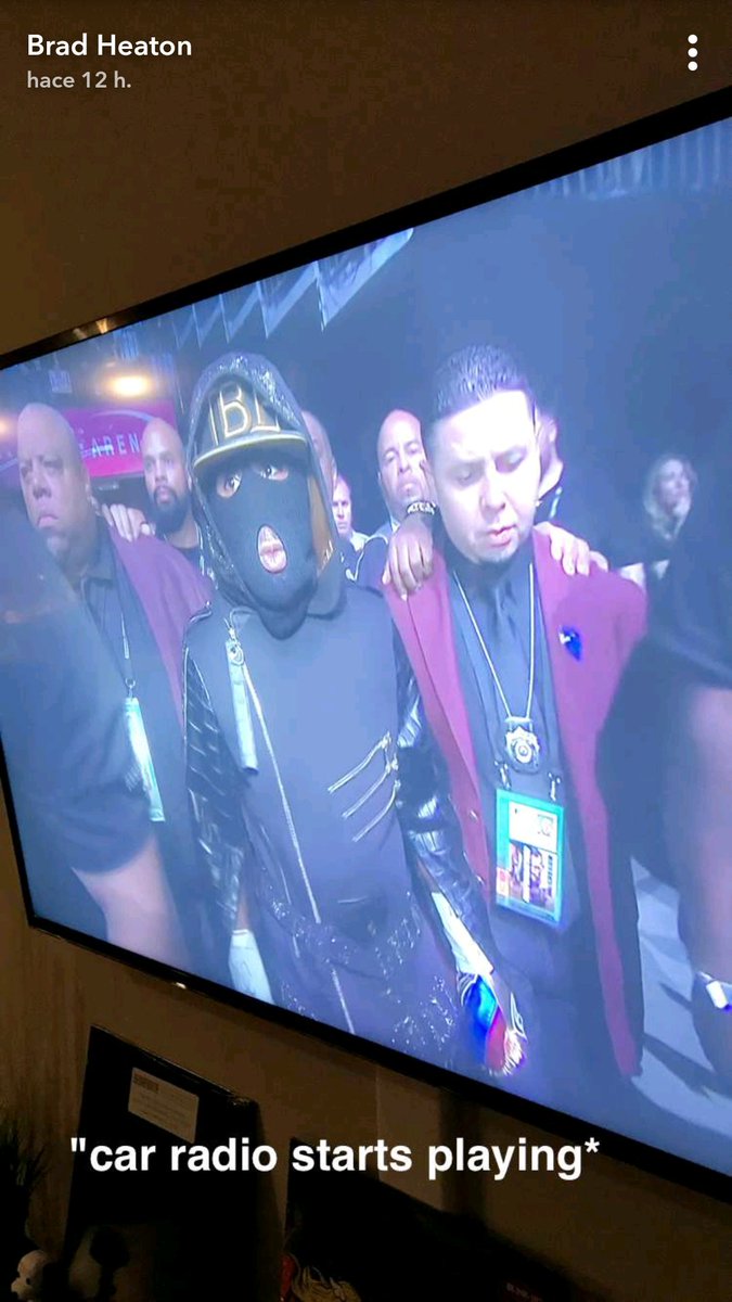 TOPMexicoClique's tweet photo. Mayweather entró a la pelea de ayer con una máscara de esquí y... *Car Radio comienza a sonar* 

@BradHeaton vía de Snapchat https://t.co/qszHs8s2sd