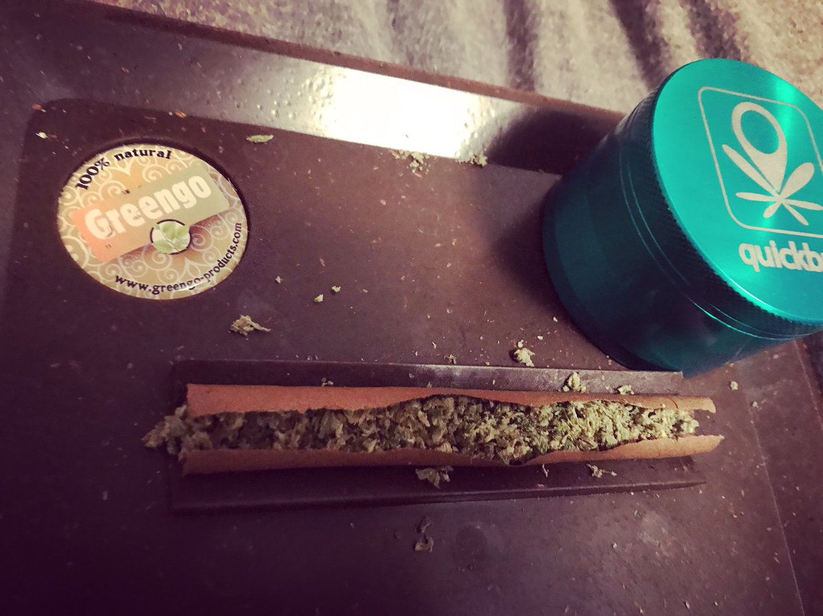 quickbud's tweet photo. @greengoproduts rolling station comes in clutch again 😏🌿🍃 #Quickbud #hightimes #smoke #sundaycandy #420 #dispensary #blunt #weedporn https://t.co/81KKU8fVrG