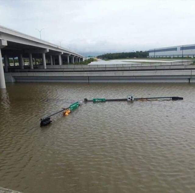 JennMGreenberg's tweet photo. Main Street and Beltway 8. #houstonflood #Harvey #Houston #flooding https://t.co/uz7ZAM5XA2