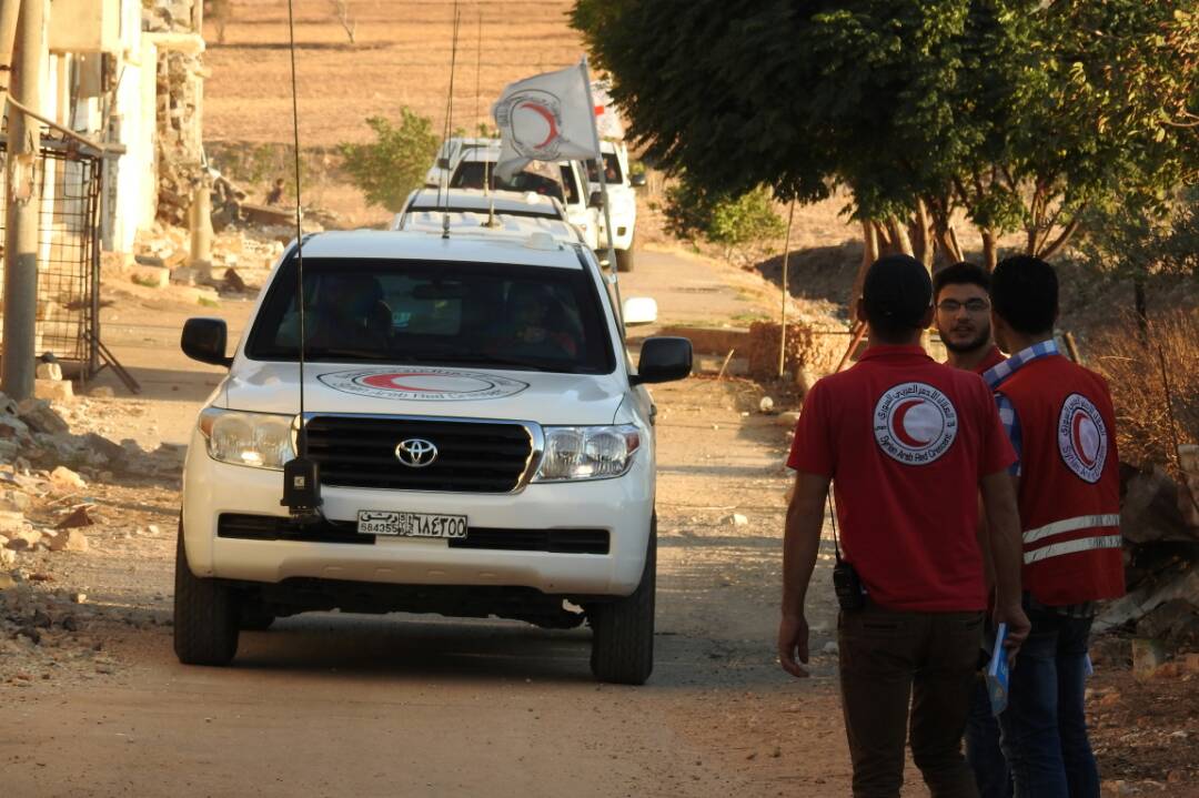 SYRedCrescent's tweet photo. #Breaking:@SYRedCrescent W/@UN &amp; @ICRC delivering #relief #aid #convoy to 107500 ppl in #Alrastan ,#Homs https://t.co/VHpvD38qdO
