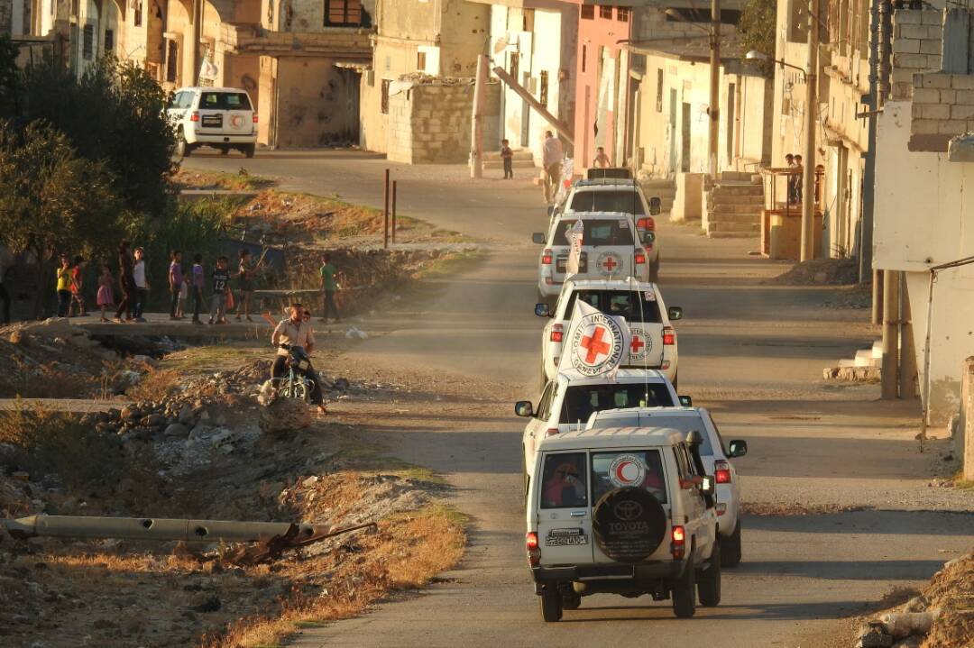 SYRedCrescent's tweet photo. #Breaking:@SYRedCrescent W/@UN &amp; @ICRC delivering #relief #aid #convoy to 107500 ppl in #Alrastan ,#Homs https://t.co/VHpvD38qdO