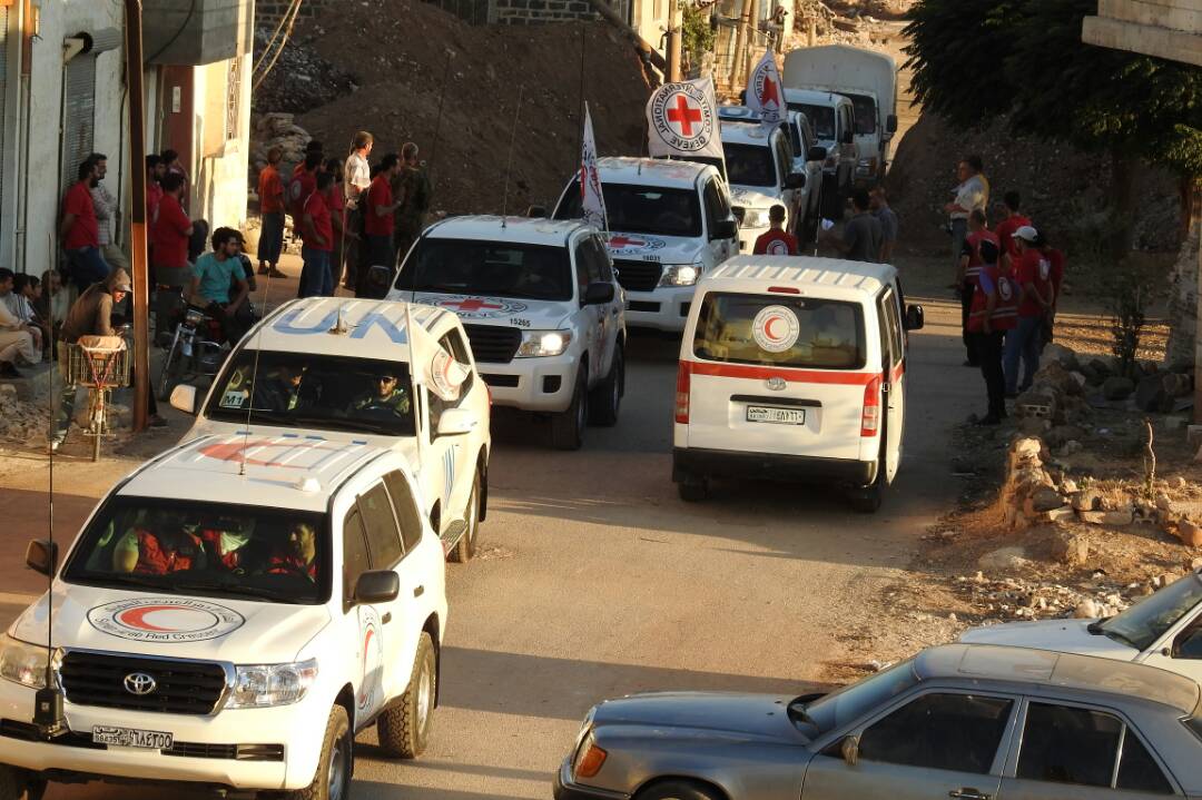 SYRedCrescent's tweet photo. #Breaking:@SYRedCrescent W/@UN &amp; @ICRC delivering #relief #aid #convoy to 107500 ppl in #Alrastan ,#Homs https://t.co/VHpvD38qdO