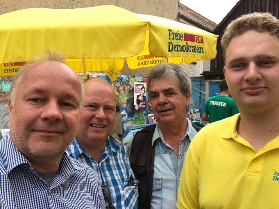 FDPFlaeming's tweet photo. Auftritt beim Altstadtsommer in Bad Belzig
Gespräche mit vielen interessierten Bürgerinnen und Bürgern
Mit dabei @GoetzHP @KehrwiederTim https://t.co/vZhUPhyMgD