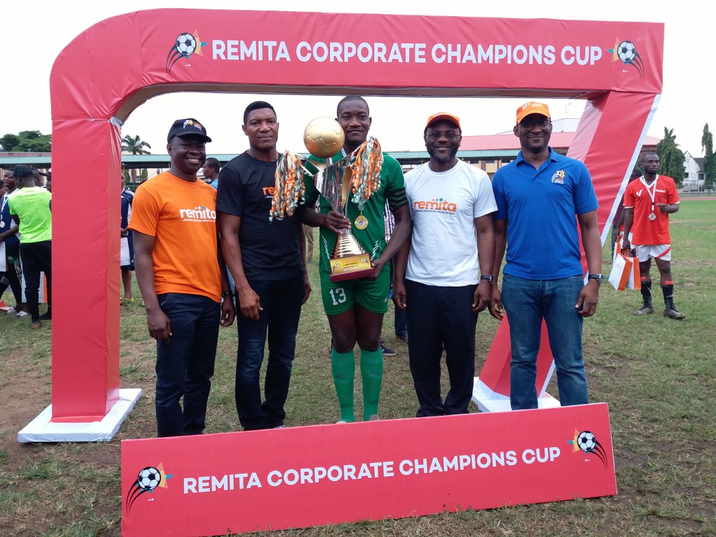 RemitaC3's tweet photo. Captain of the winning team @IHSTowers with the tournament ambassador, @peter_rufai and management staff of @SystemSpecsNig. 
#2017RC3 https://t.co/G4q7EfC682