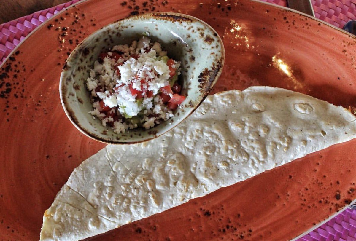 CasaRiveraMx's tweet photo. ¡Te mataremos a Machetazos! Tortilla a mano, delicioso sazón mexicano, tan rico que sentirás morir. https://t.co/MhPEYTecHL