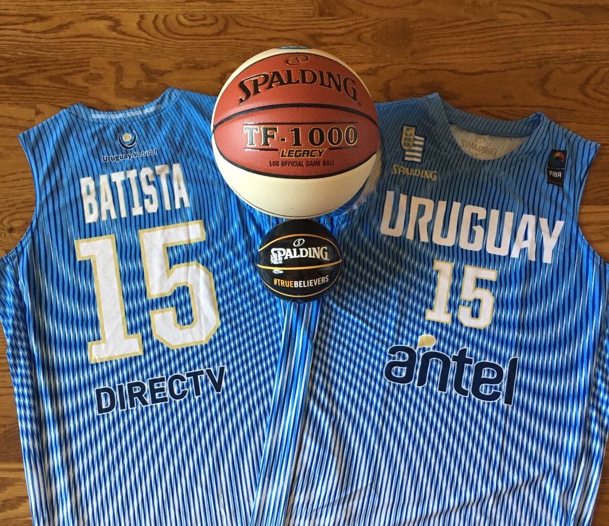 Otro gran sorteo de <a href="/Spalding/">Spalding</a>. El del Grupo C de la #AmeriCup2017, la camiseta de la Selección de Uruguay. RT y seguir para participar.
