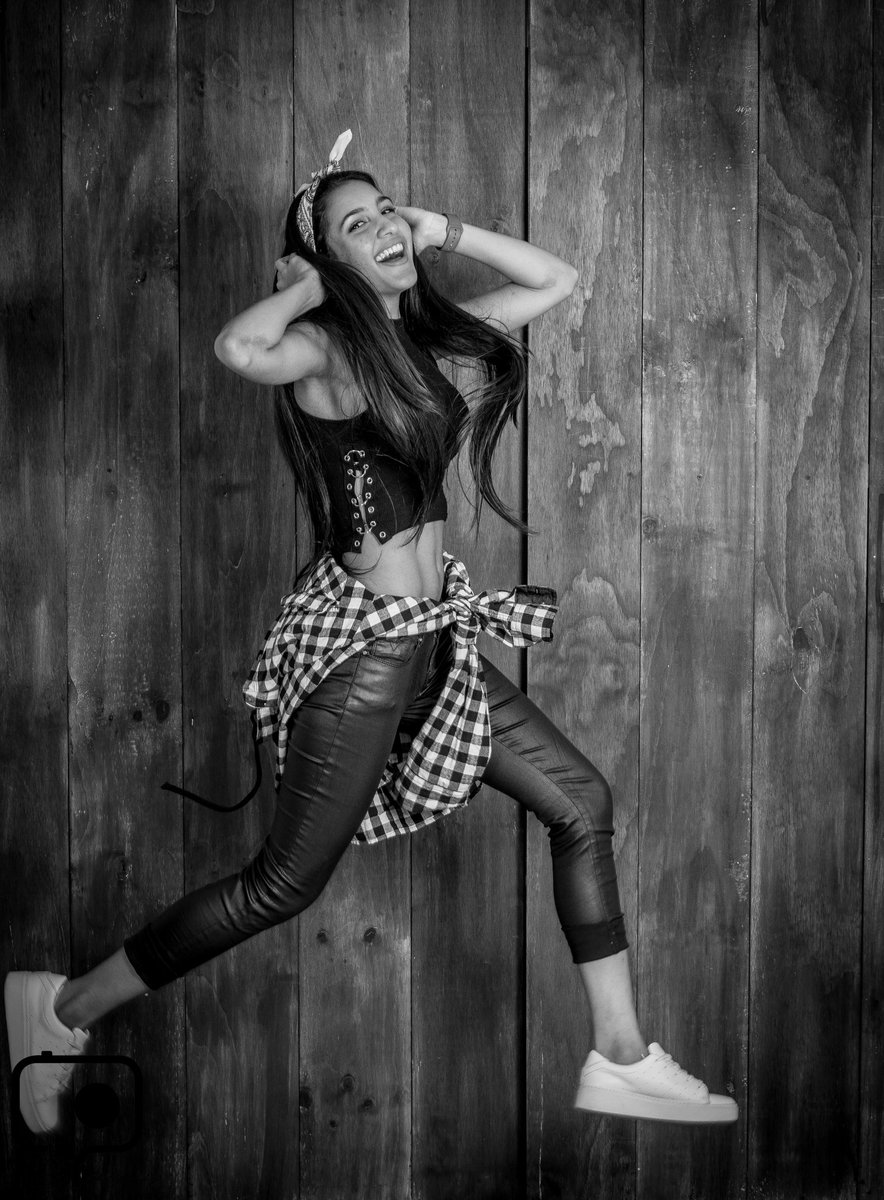 MirrorPhoto's tweet photo. Retratos para @Nat_Iba ella es de Cali Colombia.... siguela 😊😊 https://t.co/CXNQE6Tb7d