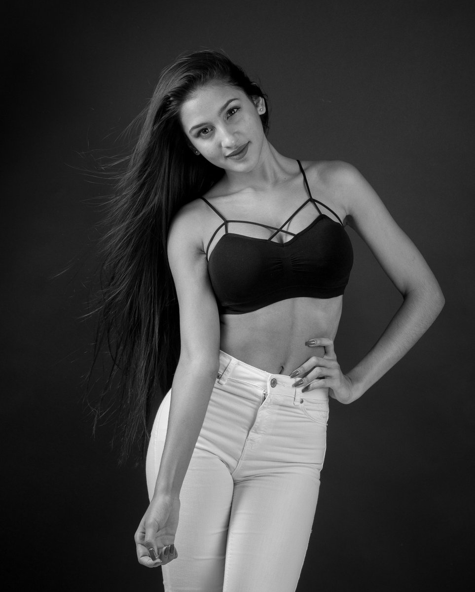MirrorPhoto's tweet photo. Retratos para @Nat_Iba ella es de Cali Colombia.... siguela 😊😊 https://t.co/CXNQE6Tb7d