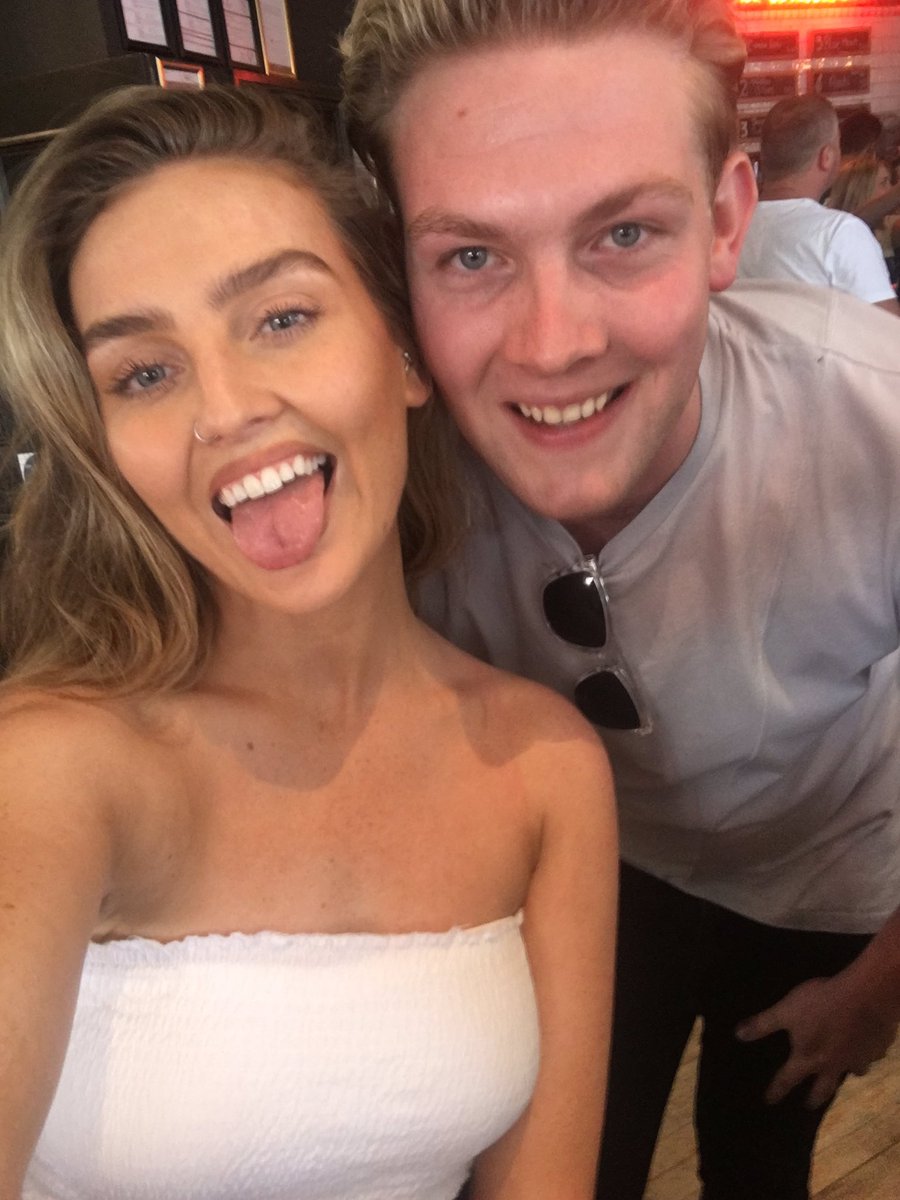 Absolute honour being onstage infront of my fav person in the world!! Perrie <a href="/LittleMix/">Little Mix</a> here at #QuayFest <a href="/quayfest/">QuayFest Weymouth</a> so lush 😍