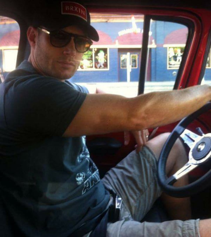DeanIndelicado's tweet photo. Quando vc menos espera aparece uma foto do Jensen parecendo um caminhoneiro e adivinha? Ele continua maravilhoso https://t.co/2EXHJmXy4K