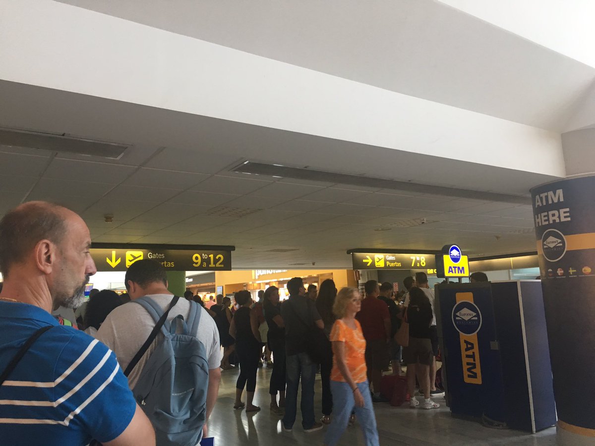 Albamarchamalo's tweet photo. Gracias @AirEuropa por recordarnos una vez más que vuestro servicio sigue siendo el mismo. #delayedflight #Lanzarote https://t.co/PFcGnXSsOq
