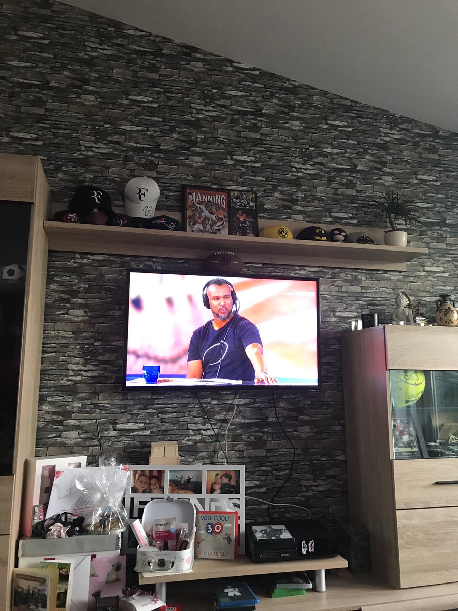 FloGronk87K's tweet photo. #ranNFL @Icke41 #ProSiebenMAX
Endlich hat der Sonntag wieder einen Sinn 🏈🏈 #AnJedemVerdammtenSonntag https://t.co/pB8s7taEkt