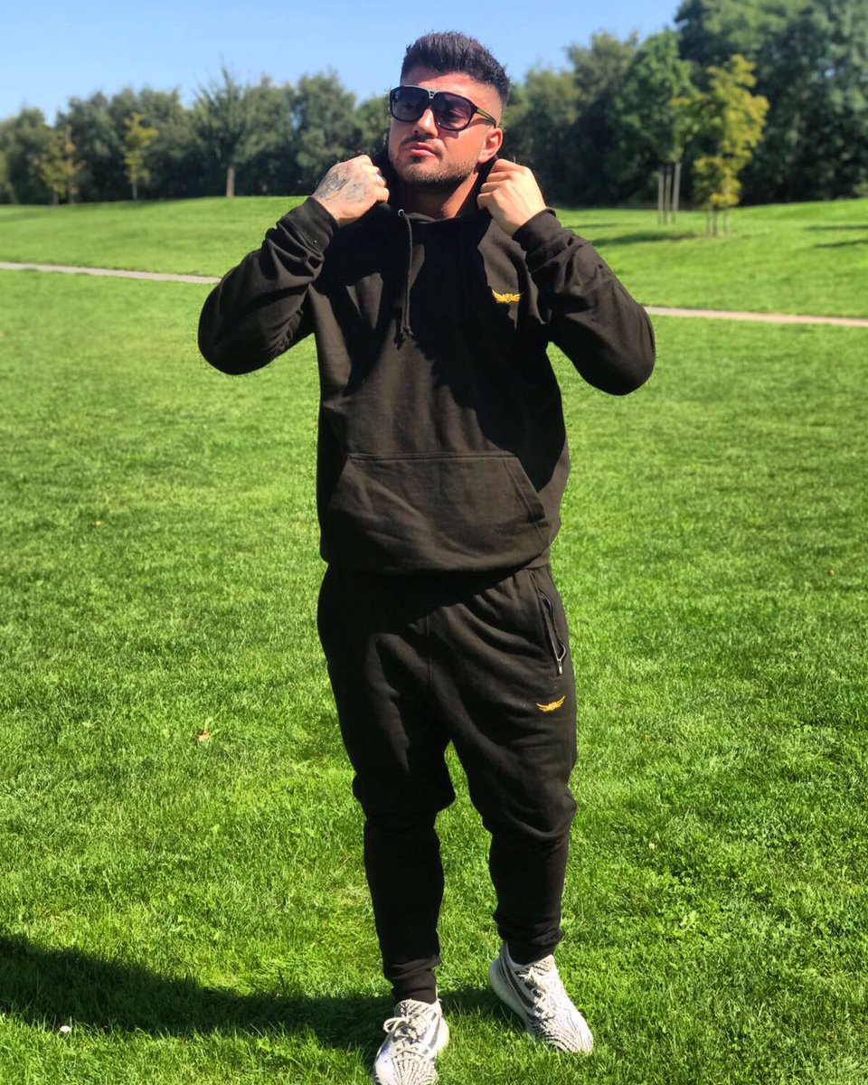 Rogan_OConnor's tweet photo. 🙌🏽 @vangardewear 🙌🏽

On the way to Brum in the comfiest tracksuit I've ever worn @vangardeclothing 😍 Get yours at https://t.co/v9pmNALJfk https://t.co/jgvctA7csg
