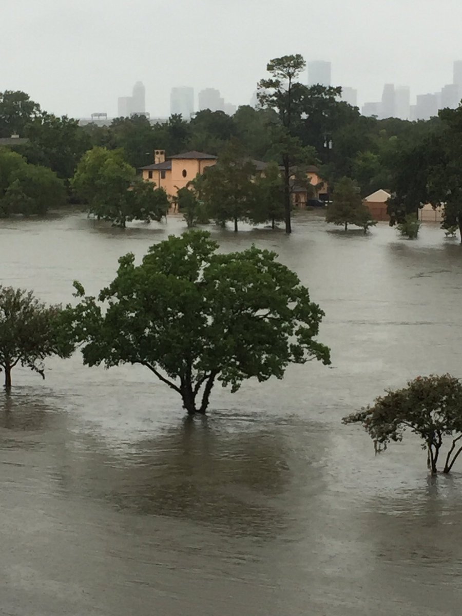 imwizkhalilfa's tweet photo. Houston is completely under water right now in the mist of #HurricaneHarvey #PrayForHouston https://t.co/Nhv87fmEzA
