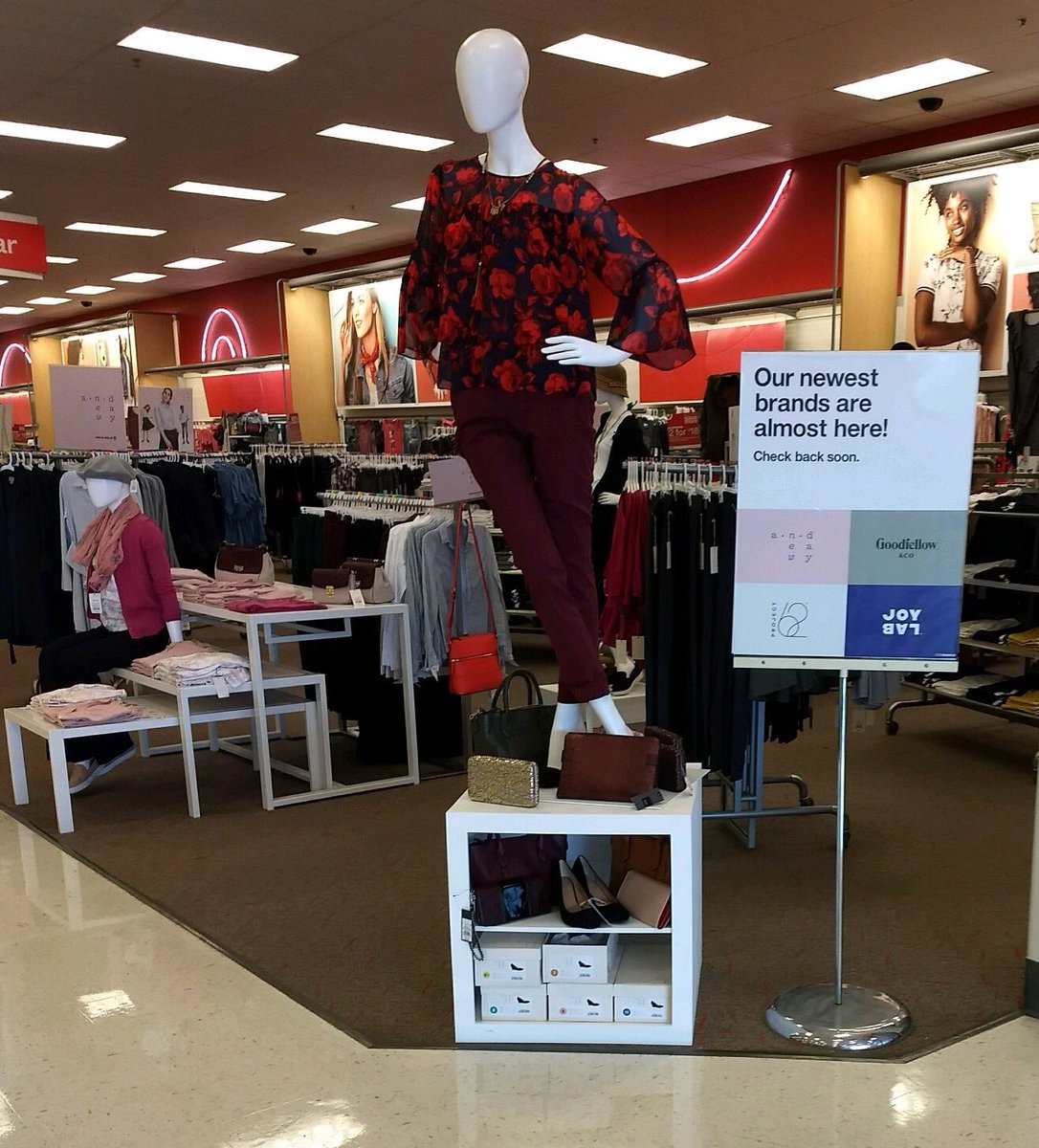 amy_tgt's tweet photo. It's #ANewDay #frontofstore #brandlaunch #T2159 @ginasullivan25 @LASchreib @MitchFretch @rickd0055 https://t.co/3OGobpgl8I