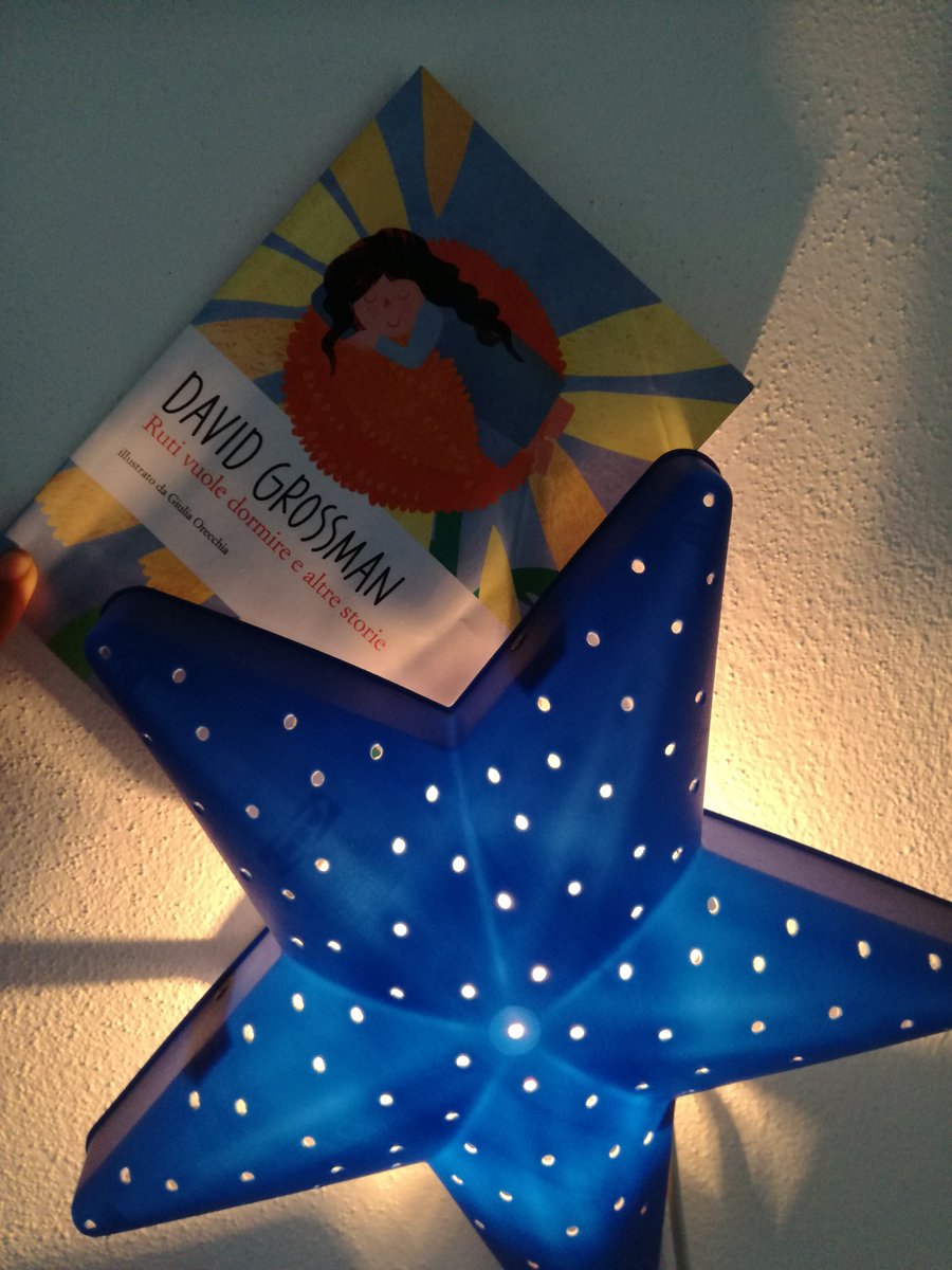 UnAltraGalassia's tweet photo. E mentre cala la sera sull'ultima domenica d'agosto, @UnAltraGalassia di piccoli lettori si fa strada. #almarecon #grossman @Librimondadori https://t.co/6yn9gwPwG2