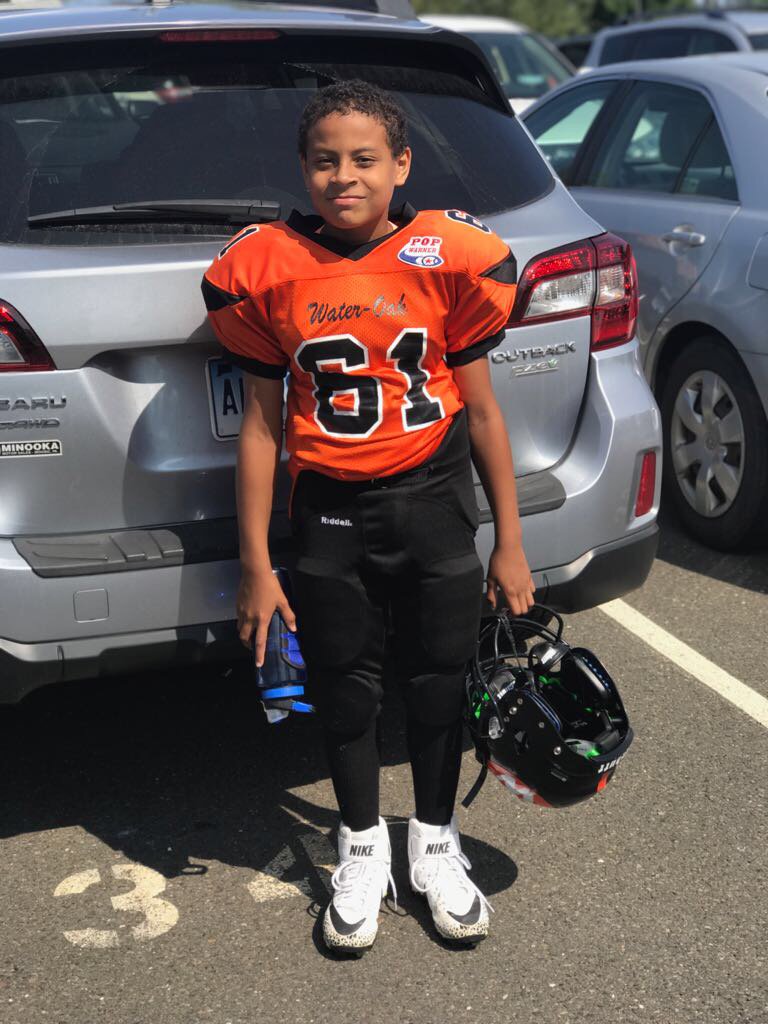 Mi nieto Diony omar jugando futbol americano en Waterbury ct
