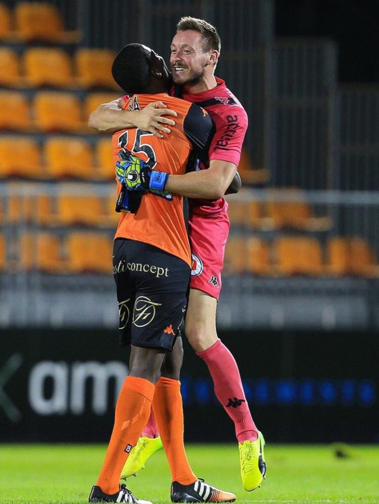 jmcbzh's tweet photo. 💪👊 #maximehautbois avec @stadelavallois vs @USBoulogneCO #N1 #victoire #objectifL2 #icm @woelflinger team @pumafootball @uhlsportfr 🔥🔥 https://t.co/FxiIrOanzx