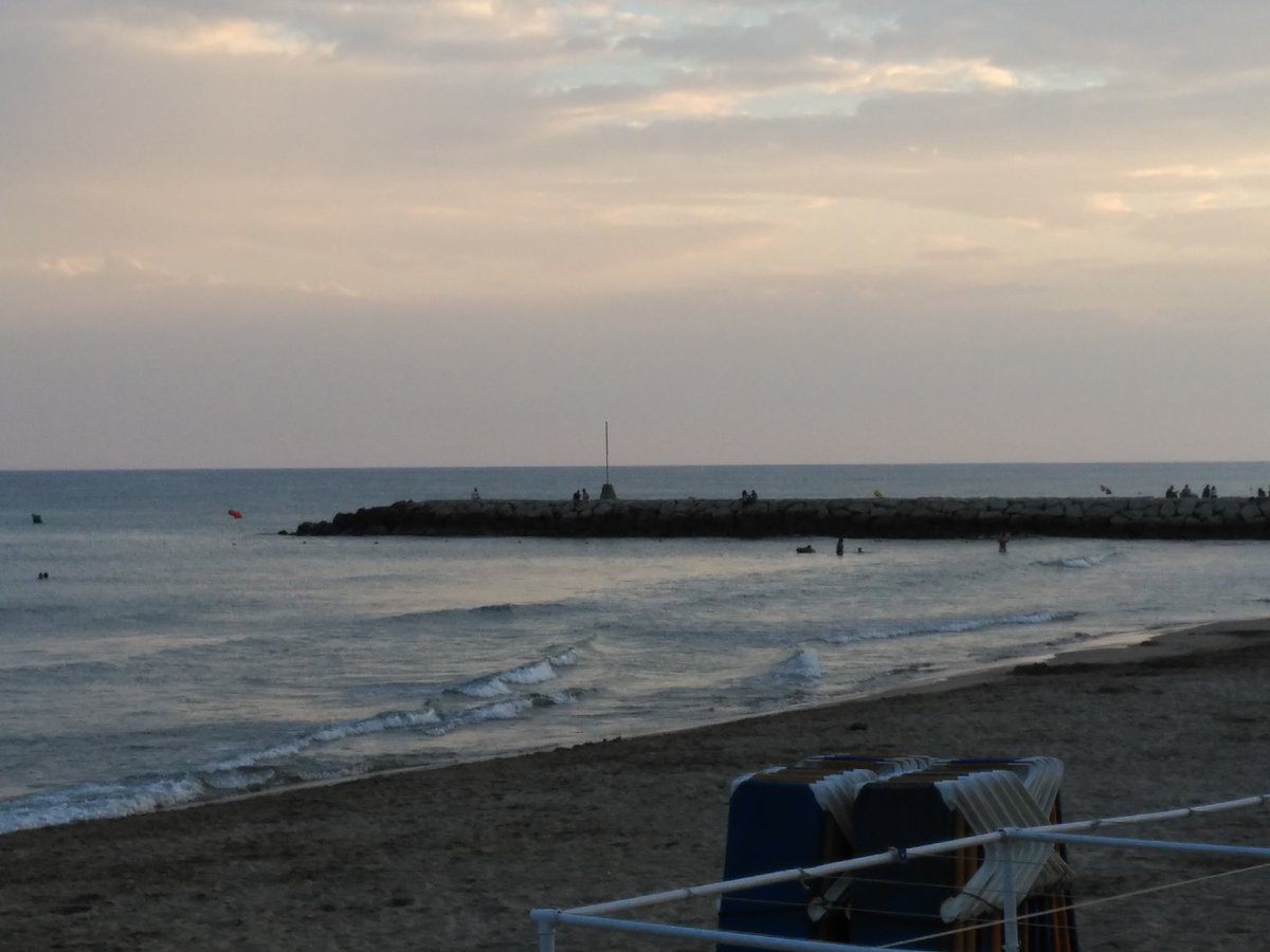 sitgesvida's tweet photo. #Sitges último #Domingo de #Agosto #Verano #Aterdecer
#eltiempo
#puestadesol
@meteo_garraf
@MeteoMauri
@MeteoMorella
https://t.co/001zNeZLEj https://t.co/Qo1EQyxLVQ