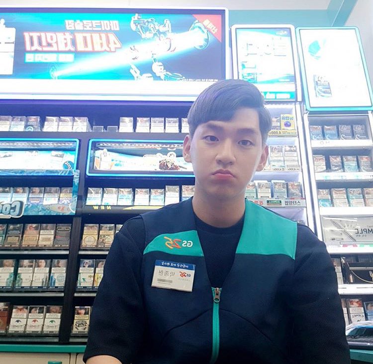 pinku_tai's tweet photo. หล่อขนาดนี้อยู่GS25หรือCUสาขาไหน นูน่าจะเอาหน้าไปให้ยิงบาร์โค้ดแต่โดยดีถุงเถิงก็ไม่เอาพกกระเป๋าผ้ามาเอง พร้อมใส่น้องกลับด้วย55 #รีวิวเกาหลี https://t.co/NIuFxpz6v4