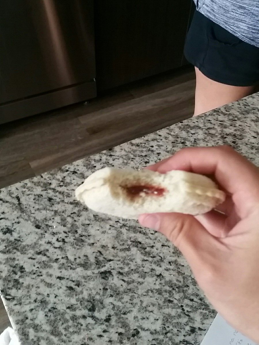 Piperspipes's tweet photo. @smuckers these #uncrustables are all stale in the box and not as filled as usual. So dissapointed. Did you change your #recipe ? https://t.co/HxK0KwLv10
