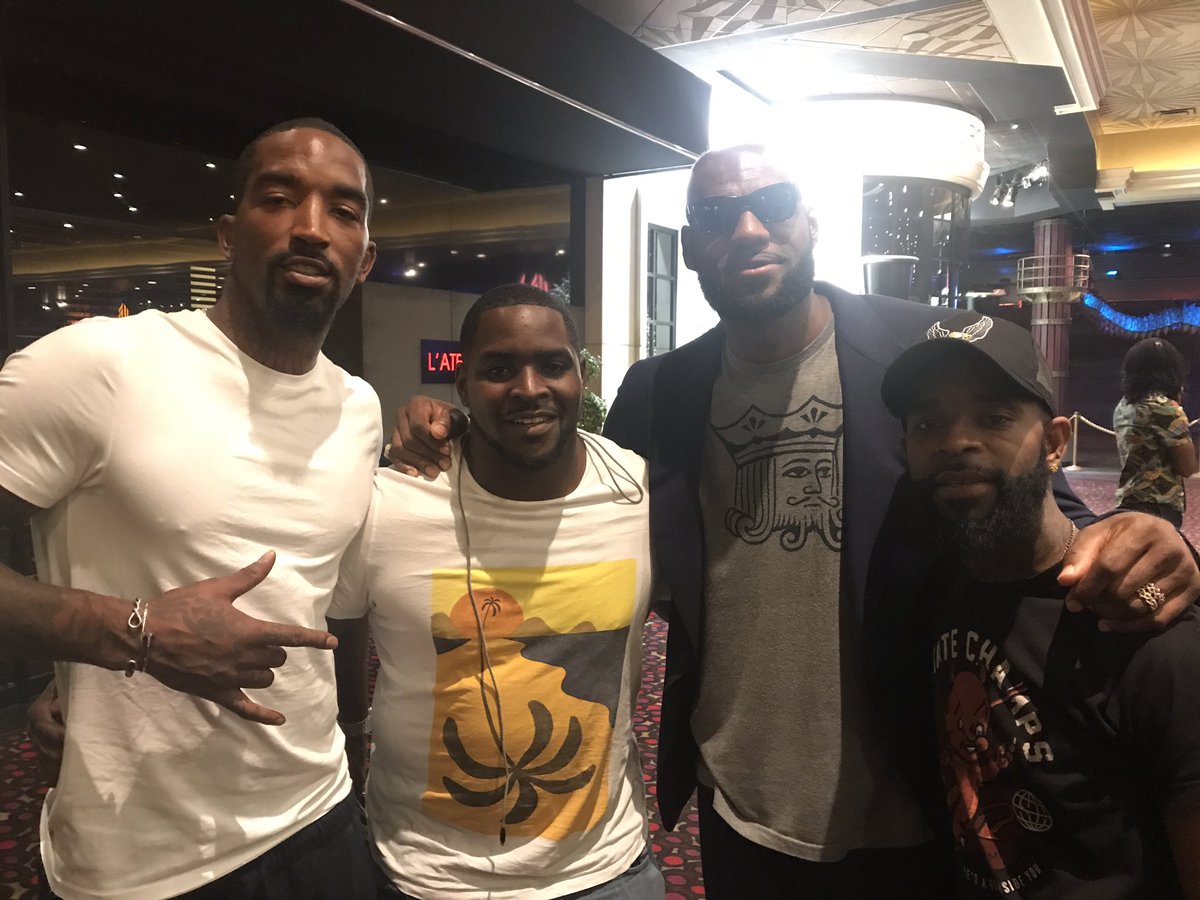 Shakeyshaun1987's tweet photo. Preciate the mad luv @KingJames @TheRealJRSmith show me lastnight and Salute my big bro @SHERRONCOLLINS4 for putting it all together #Cavz https://t.co/g3Gxz7C2kq