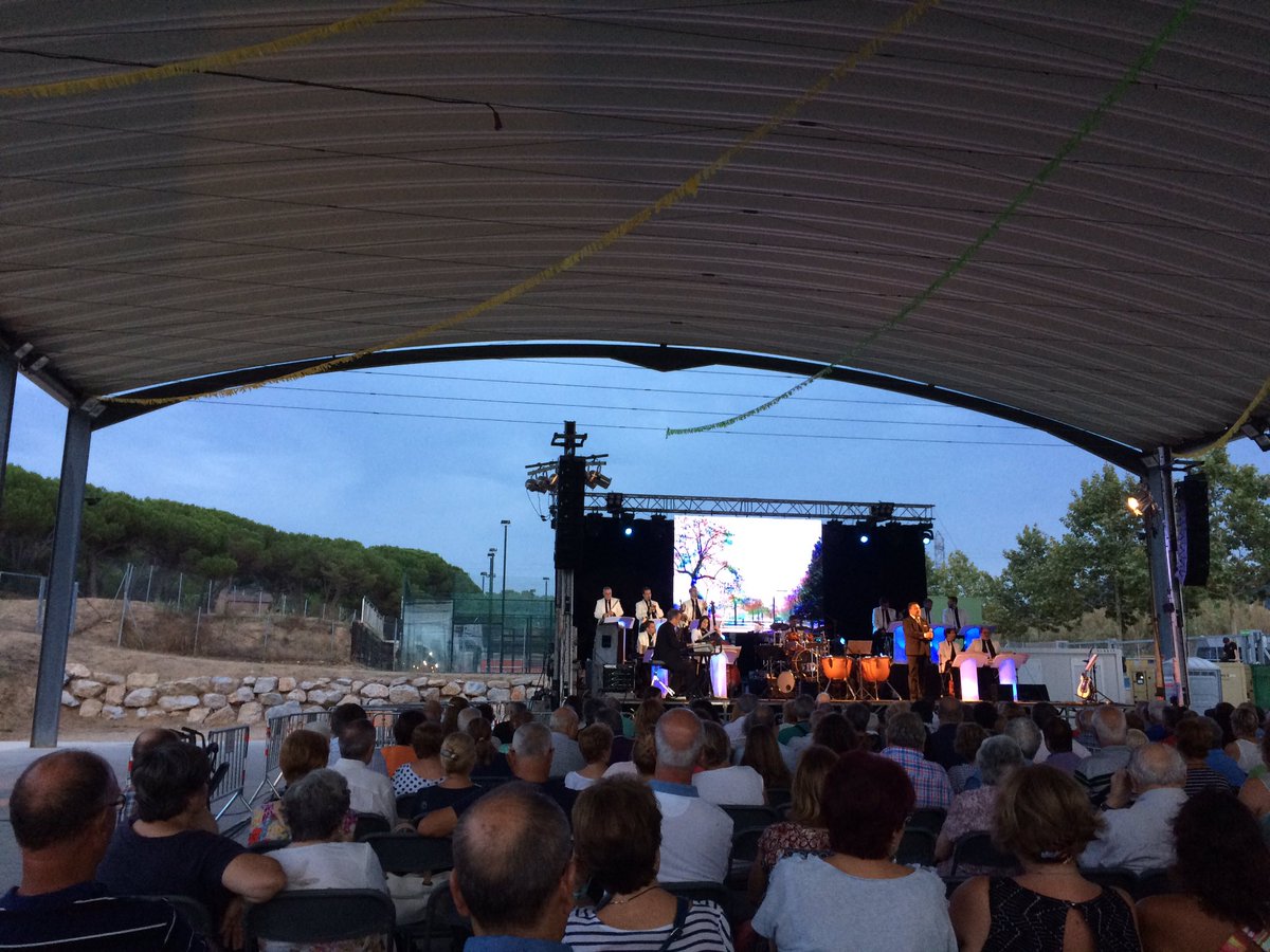 XavierMaja's tweet photo. De cap de setmana de #festamajor a #VilanovadelVallès #Socdefestes @FestesVdV #focerrats i orquestra Mongrins https://t.co/3GfMOmmnsX