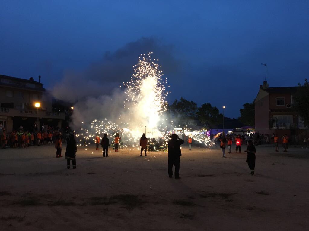 XavierMaja's tweet photo. De cap de setmana de #festamajor a #VilanovadelVallès #Socdefestes @FestesVdV #focerrats i orquestra Mongrins https://t.co/3GfMOmmnsX