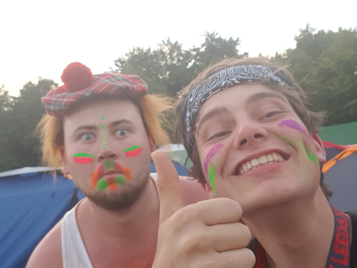 charlesperry97's tweet photo. @mcrmillie @jack_rolfe1 Hi it's jack phone died lol I'll message u in morn on proper phone at like 10ish xxx https://t.co/MLAQ9GH6hy