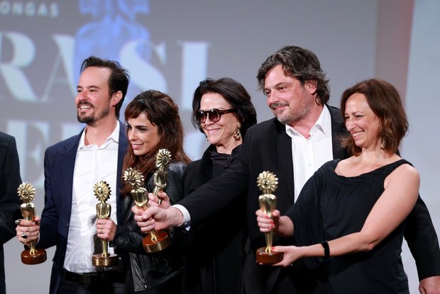 DiarioPE's tweet photo. "Como Nossos Pais" é o grande vencedor do Festival de Cinema de Gramado: https://t.co/E1unghobaj https://t.co/W0bUJ9bHJx