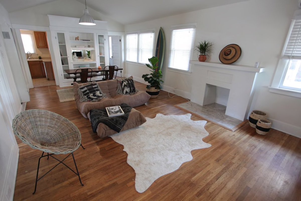 sytycdfox11's tweet photo. I wanna say that me and my internet pals are stayin in this cute bungalow in LA next weekend AND IM PSYCHED😍😩 @baileytonet @michwaxman https://t.co/l7BF1eZuzj