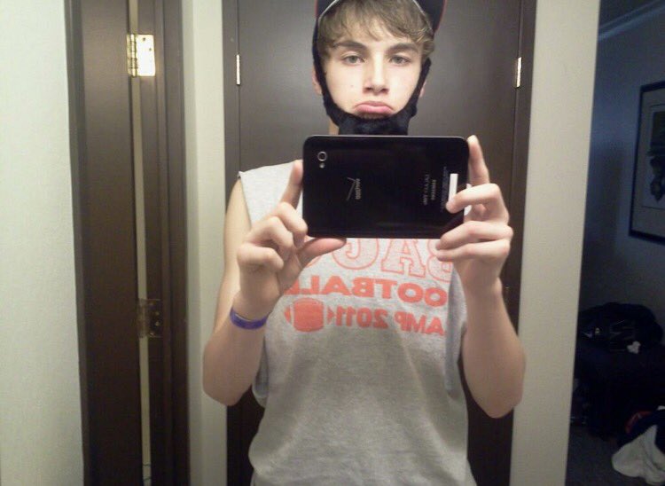 YouGotFogled's tweet photo. Idk what's worse, the tablet or the selfie?😂😭 @KingWalk97 https://t.co/J3LAtyaNOc