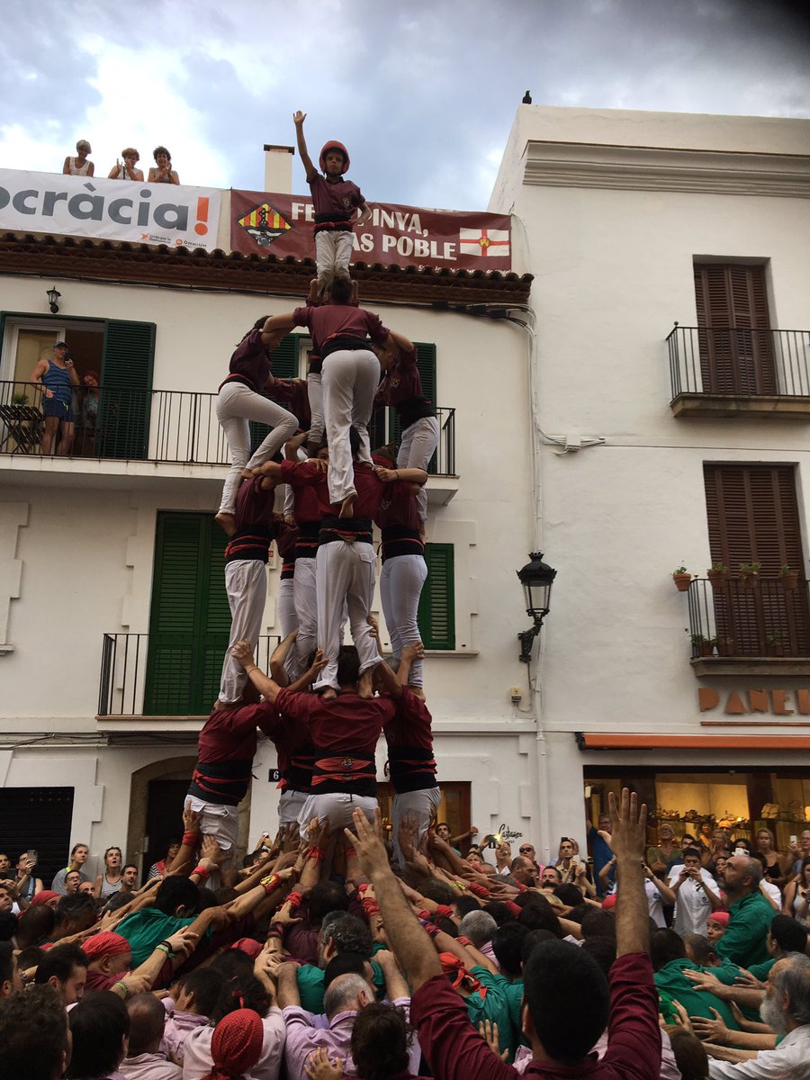jovedesitges's tweet photo. A l'exhibició de #FMSitges17 hem fet 5de7, 7de7, 4de7a, vde5. #Seguim #Sitges #castellers https://t.co/2gyPwj5iNl